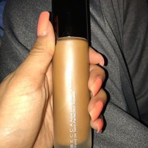 Becca aqua luminous perfecting foundation